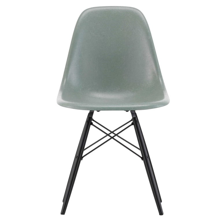 Vitra Eames DSW Fiberglass stoel esdoorn zwart