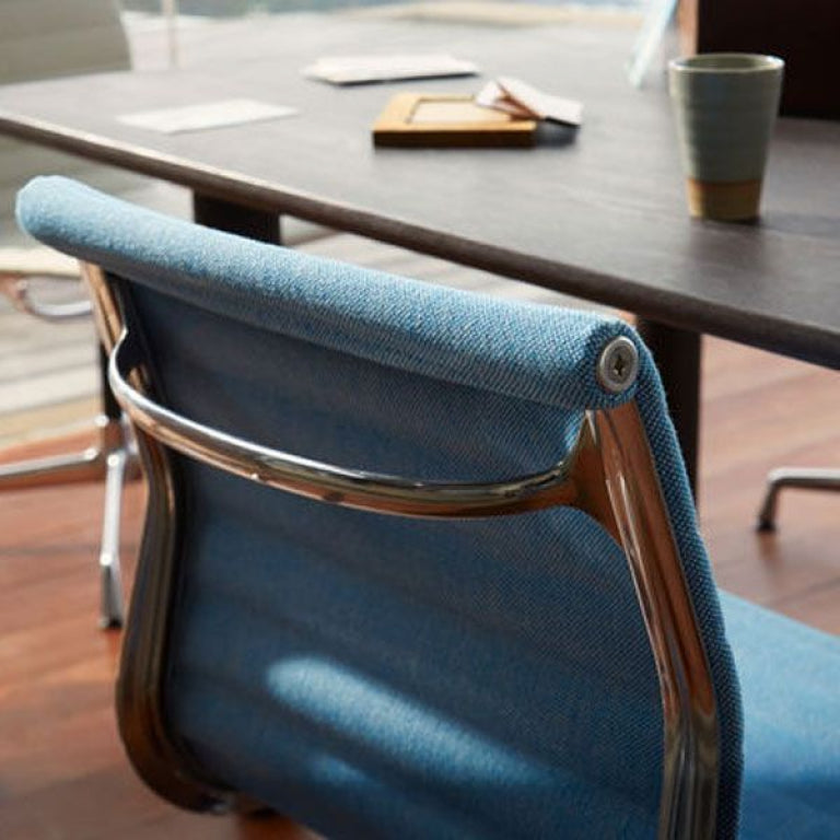 Vitra EA 101 stoel geel/ pastel groen, onderstel verchroomd