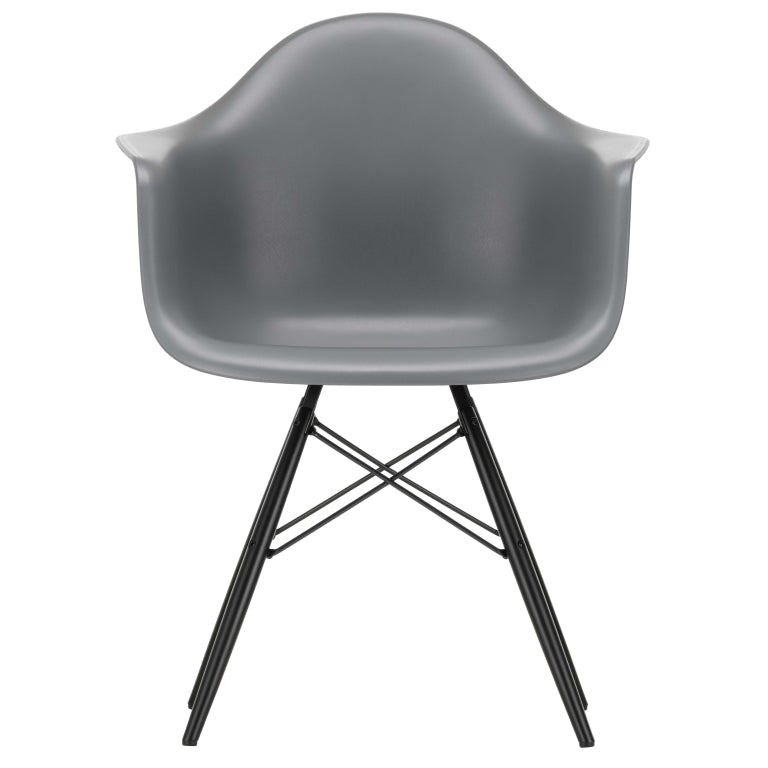 Vitra Eames DAW stoel zwart esdoorn onderstel