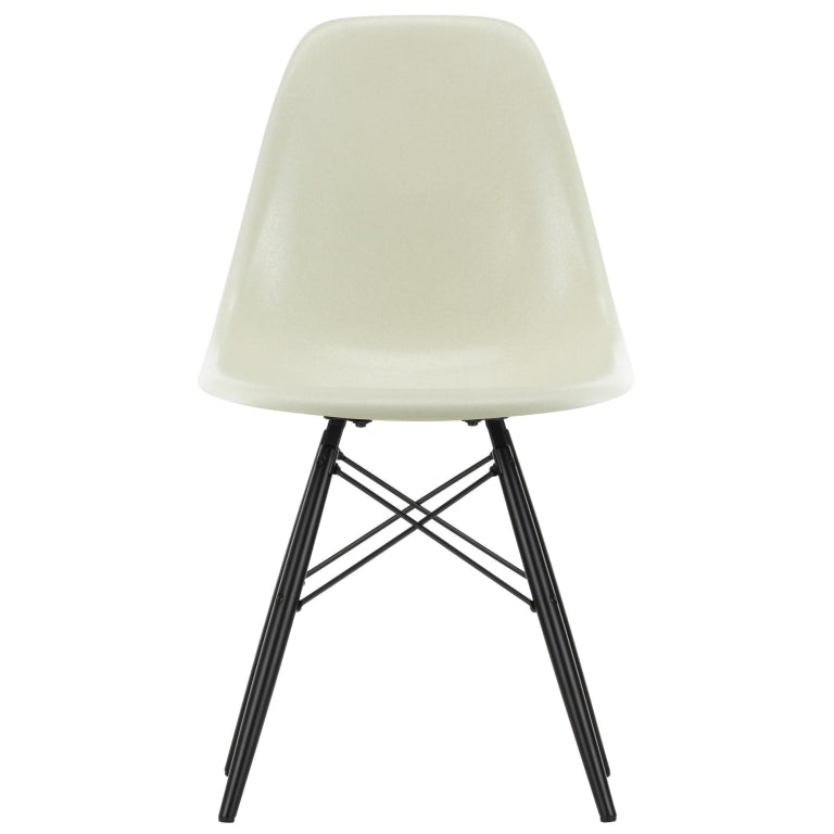 Vitra Eames DSW Fiberglass stoel esdoorn zwart