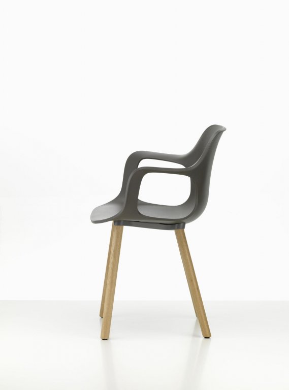 Vitra HAL RE armchair eiken onderstel basalt