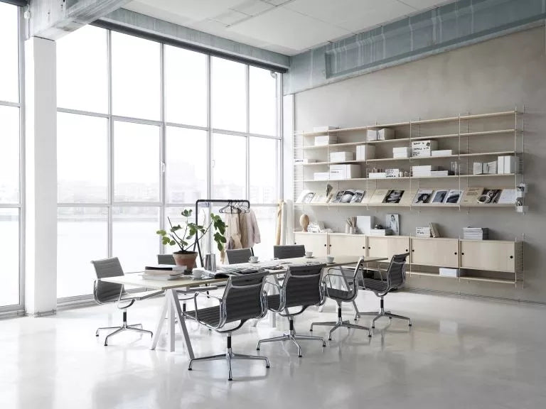 Vitra EA 104 stoel