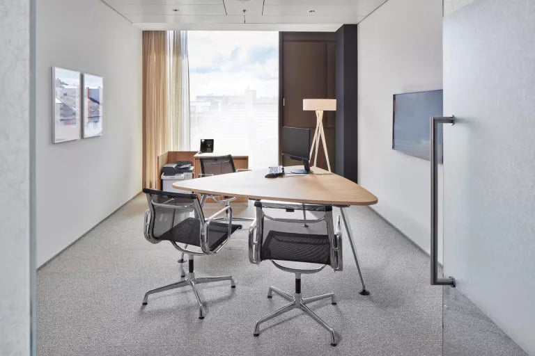 Vitra EA 104 stoel