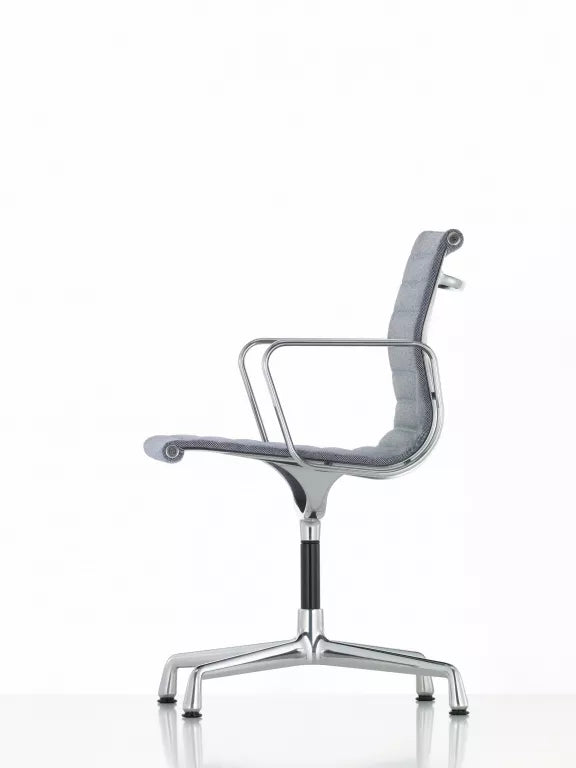 Vitra EA 104 stoel