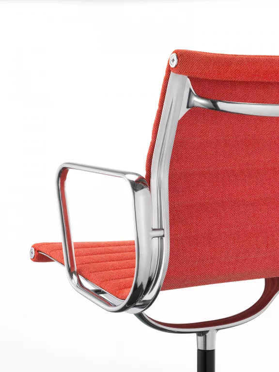 Vitra EA 104 stoel