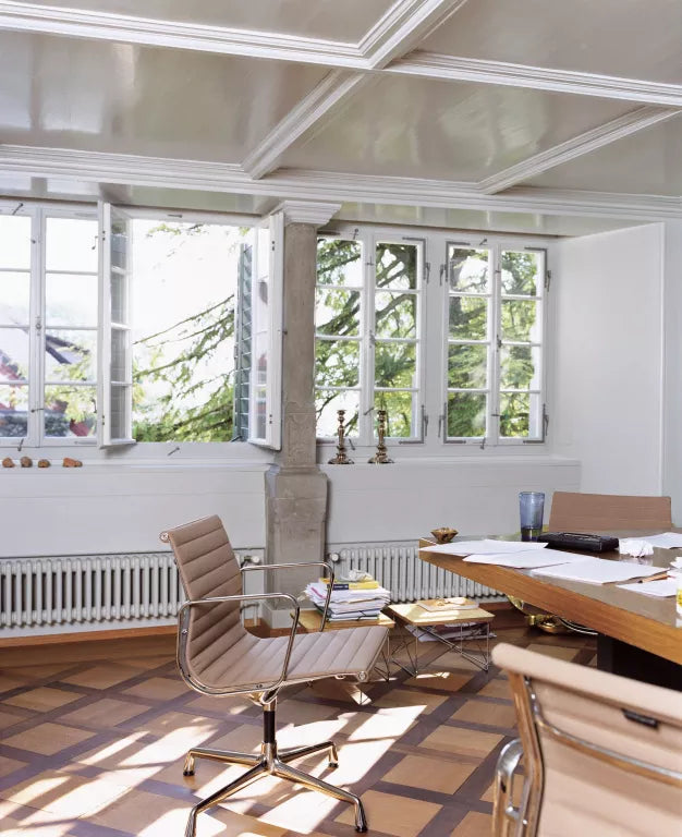 Vitra EA 107 stoel Hopsak Nero, onderstel verchroomd