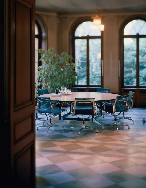 Vitra EA 107 stoel Hopsak Nero, onderstel verchroomd