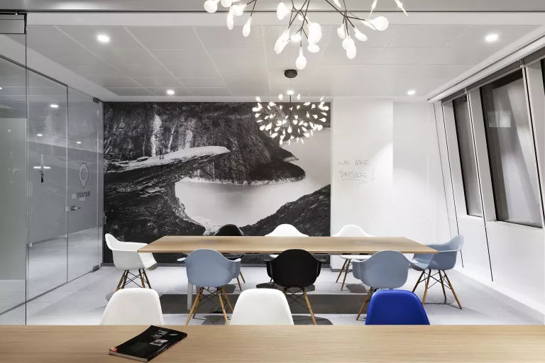 Vitra Eames DAW stoel donker esdoorn onderstel