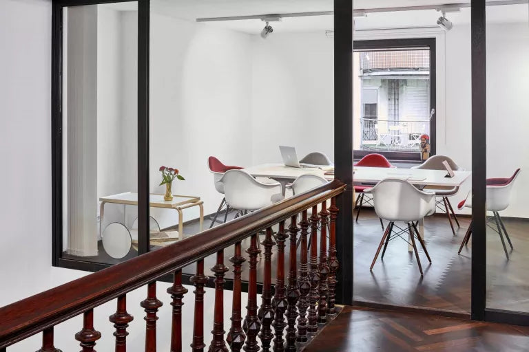 Vitra Eames DAW stoel donker esdoorn onderstel