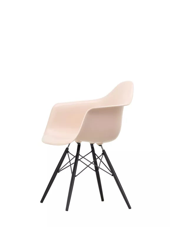 Vitra Eames DAW stoel zwart esdoorn onderstel
