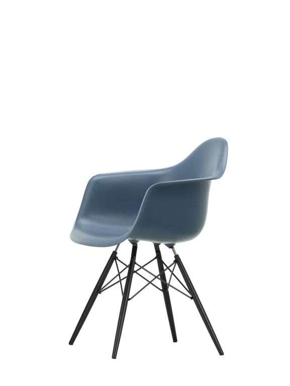 Vitra Eames DAW stoel zwart esdoorn onderstel