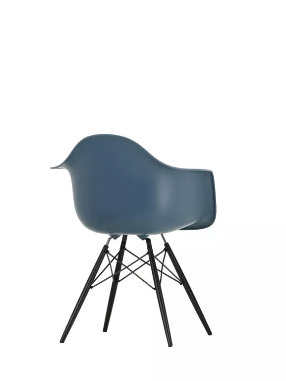 Vitra Eames DAW stoel zwart esdoorn onderstel