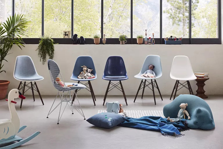 Vitra Eames DSW Fiberglass stoel esdoorn zwart