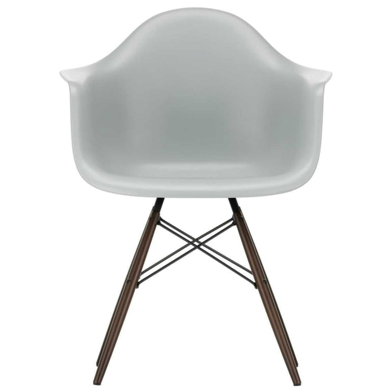 Vitra Eames DAW stol mørk ahorn base