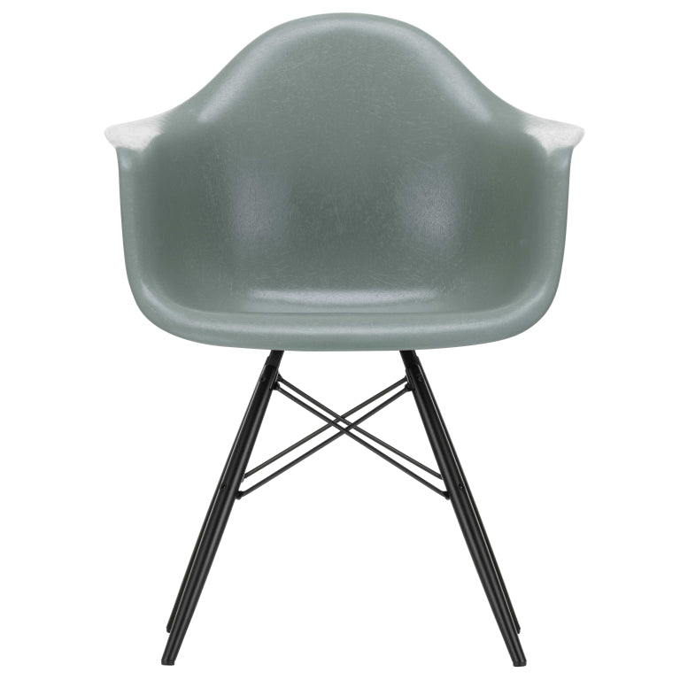 Vitra Eames DAW Glasfiberstol sort ahorn