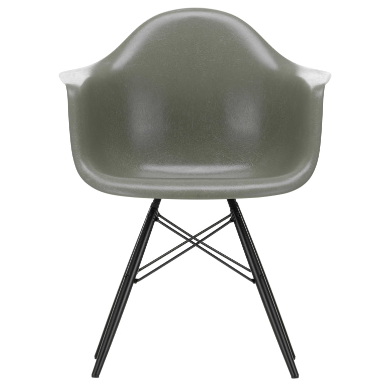 Vitra Eames DAW Glasfiberstol sort ahorn