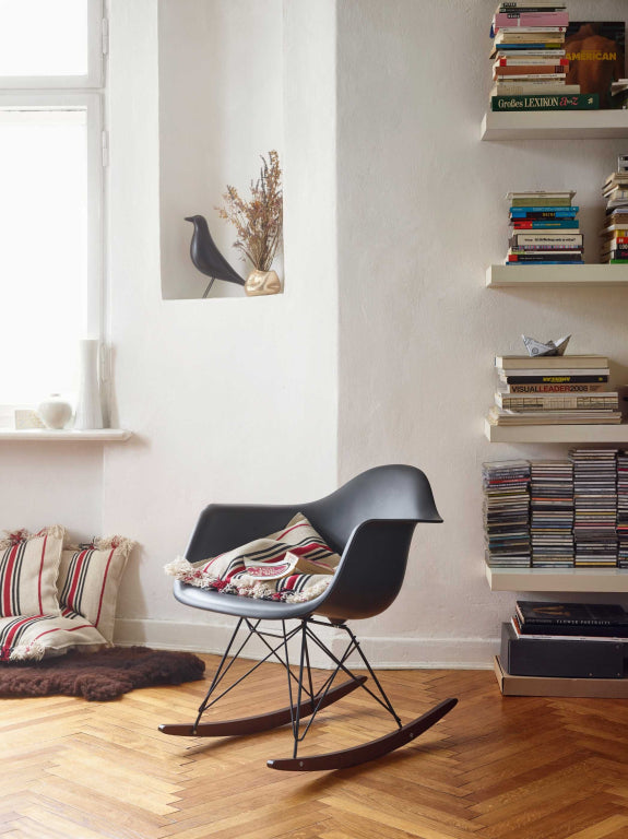 Vitra Eames RAR gyngestol med mørk base hvid