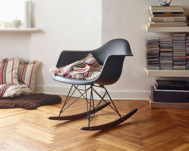 Vitra Eames RAR gyngestol med mørk base hvid