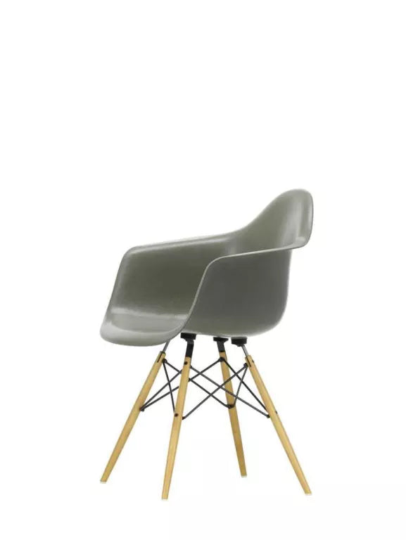 Vitra Eames DAW Glasfiberstol gullig ahorn