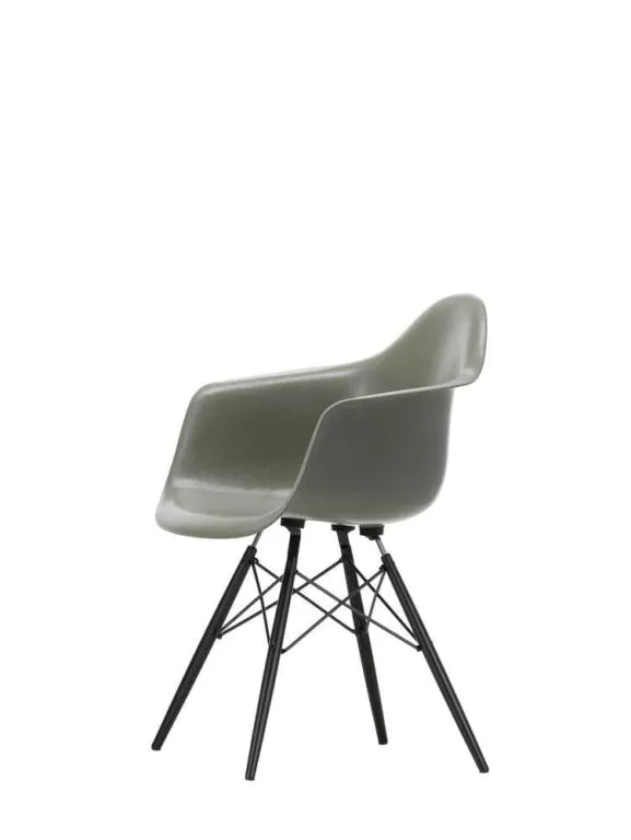 Vitra Eames DAW Glasfiberstol sort ahorn