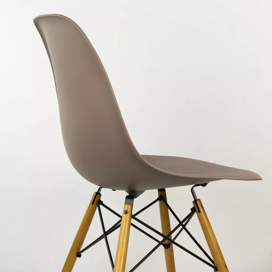 Vitra Eames DSW stol med ask i ask